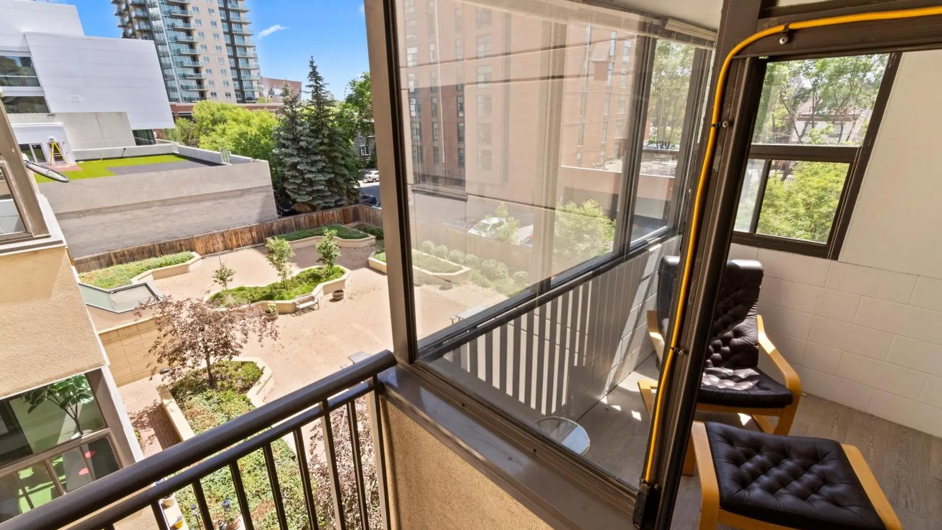Apartament Modern 2 Bedroom Next To Stampede, 17Th W Parking Calgary