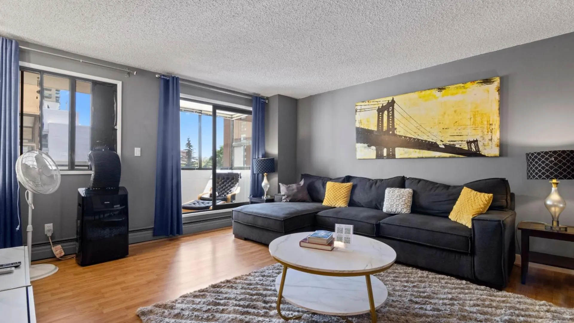 Apartament Modern 2 Bedroom Next To Stampede, 17Th W Parking Calgary