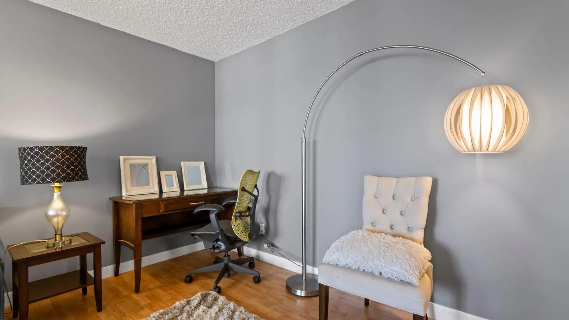 Modern 2 Bedroom Next To Stampede, 17Th W Parking Calgary Kanada