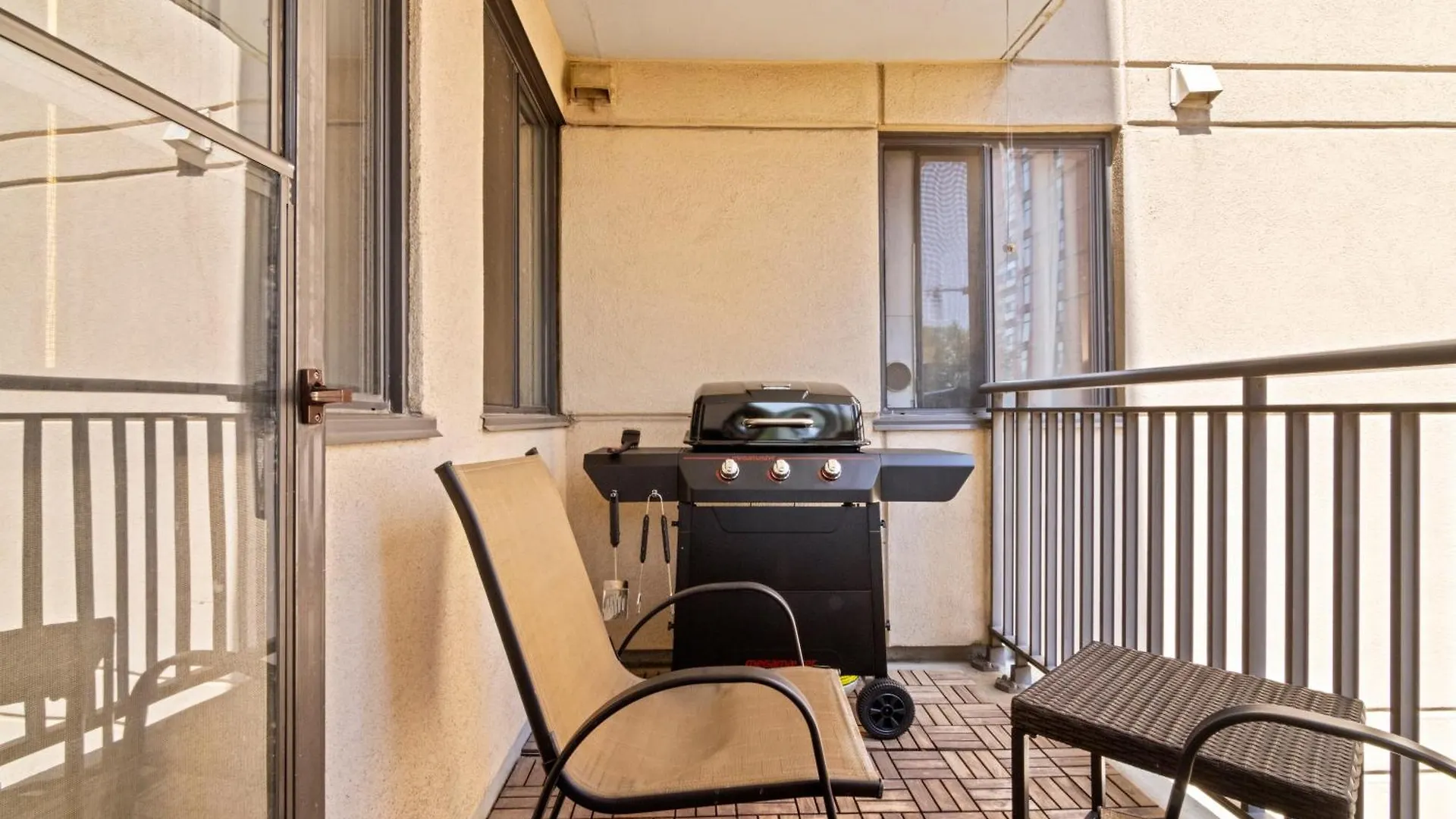 Modern 2 Bedroom Next To Stampede, 17Th W Parking Calgary 0*,  Kanada